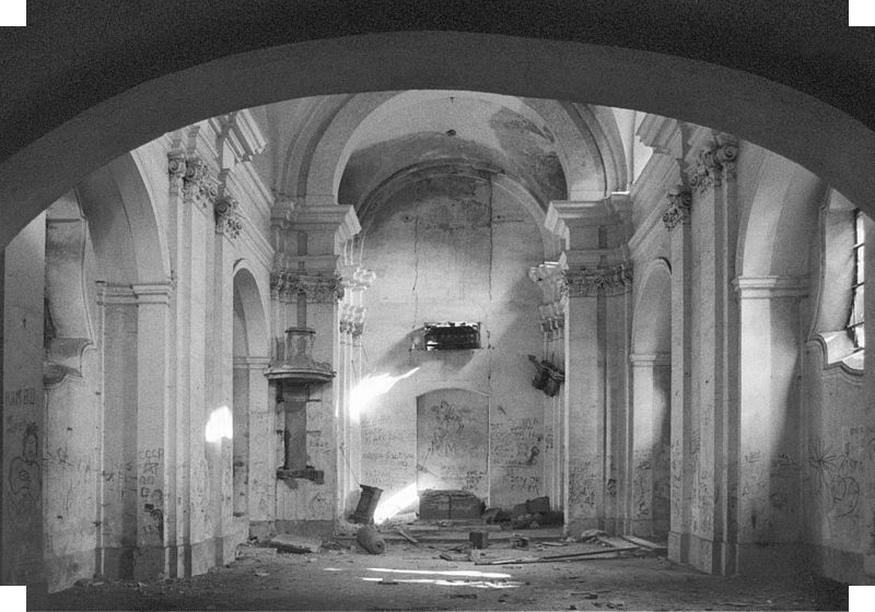 Kostel na počátku 90. let - zpustošený ruskými vojáky, vandaly a zloději.